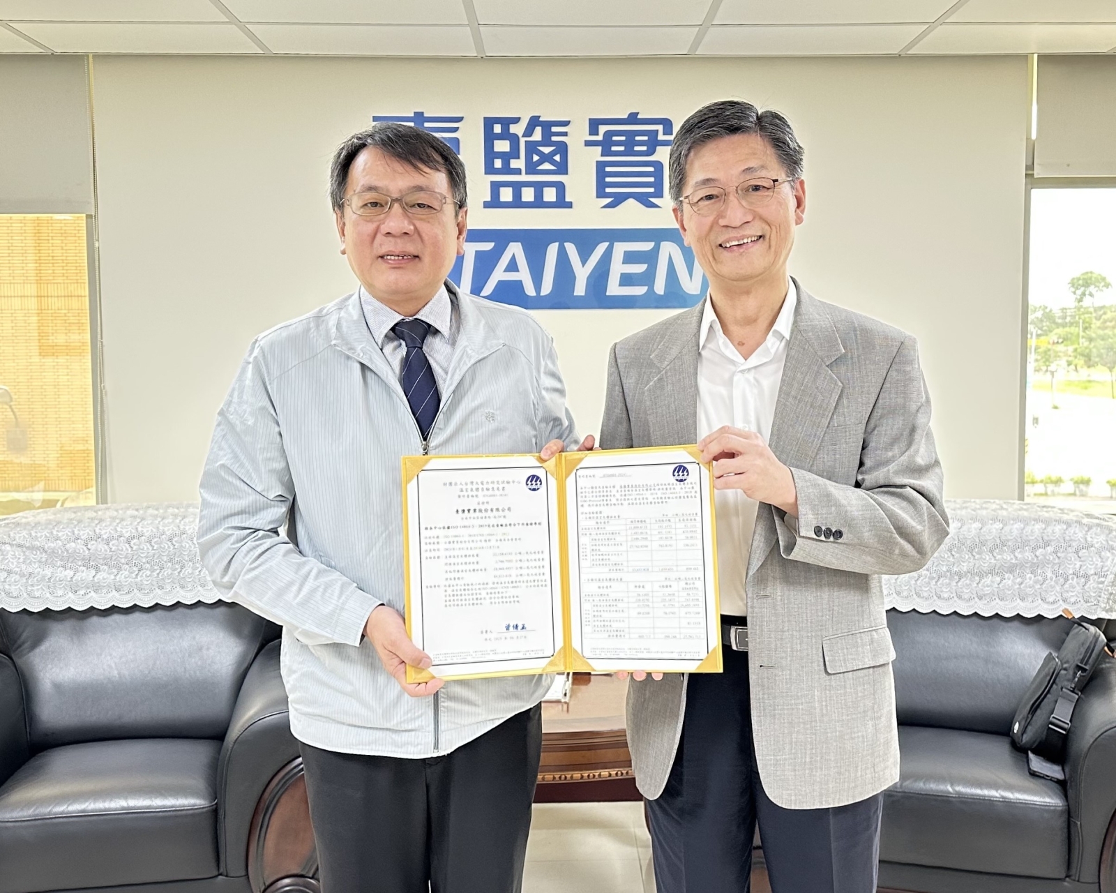 臺鹽公司通過ISO 14064-1溫室氣體盤查查驗，由財團法人台灣大電力研究試驗中心董事長簡福添(右)頒發證書予臺鹽董事長丁彥哲(左)。